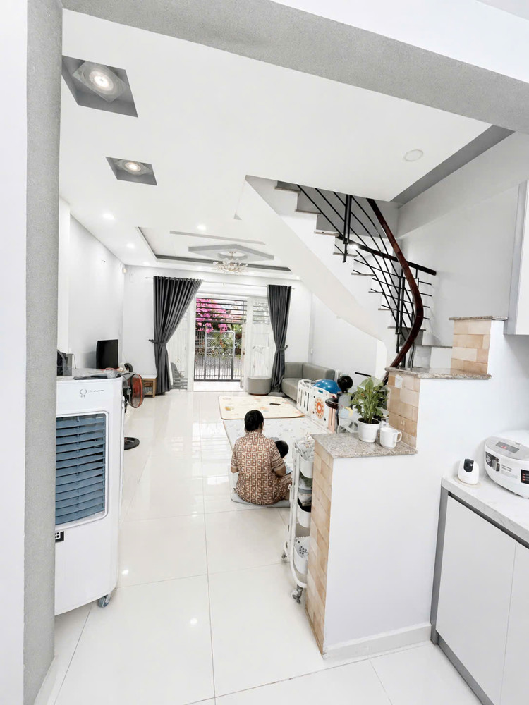 Bán Nhà Mới Ngang 4.75 X 10.6 Đúc Bê Tông Q4 Trung Tâm