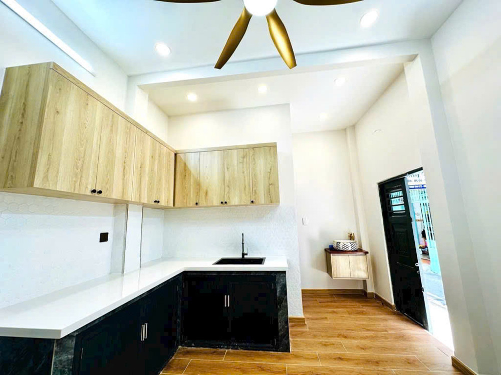Bán Nhà Mặt Tiền Kinh Doanh Q4 Ngang 4 X 10 Xây Mới Đúc Bê Tông Có 5 Đ