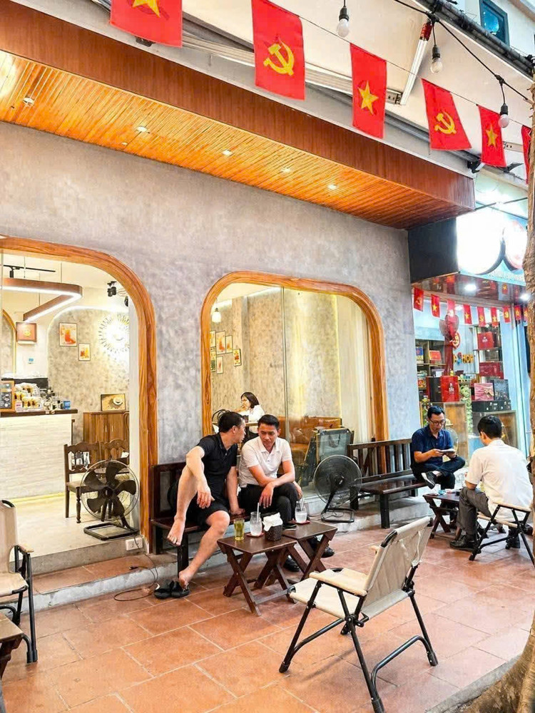 Sang Nhượng Quán Cafe Mặt Ngõ Ô Tô Tránh Đỗ Quang - Cầu Giấy