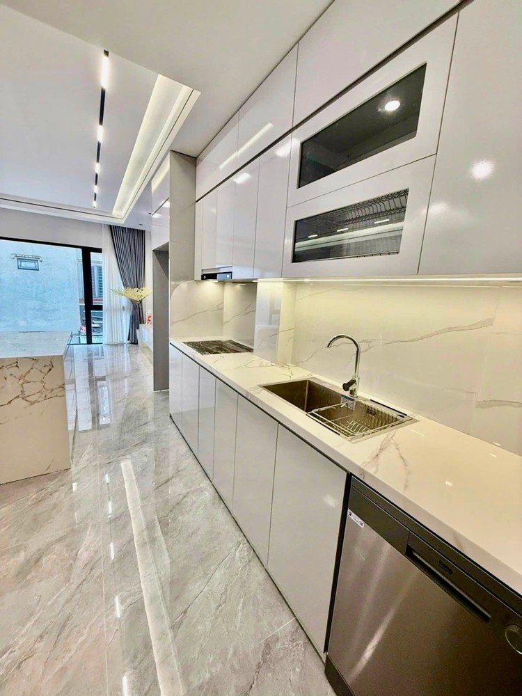 Bán Nhà Cổ Linh - Thạch Bàn – Thang Máy – Gara 2 Ô Tô – Full Nội Thất – 7 Tầng Vị Trí Đắc Địa: –
