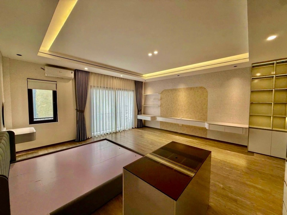 Bán Nhà Cổ Linh - Thạch Bàn – Thang Máy – Gara 2 Ô Tô – Full Nội Thất – 7 Tầng Vị Trí Đắc Địa: –