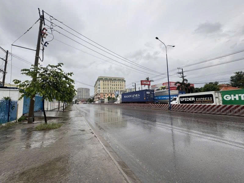 Bán Nhà + Kho Xưởng, Mặt Tiền Độc Lập, P.dĩ An, 1900M2 (24X81m), 4 Tầng, Chỉ 32 Tỷ
