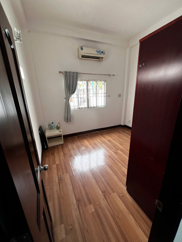 Phòng Mới Sơn Huỳnh Văn Bánh , Phú Nhuận , Dọn Vào Ở Ngay