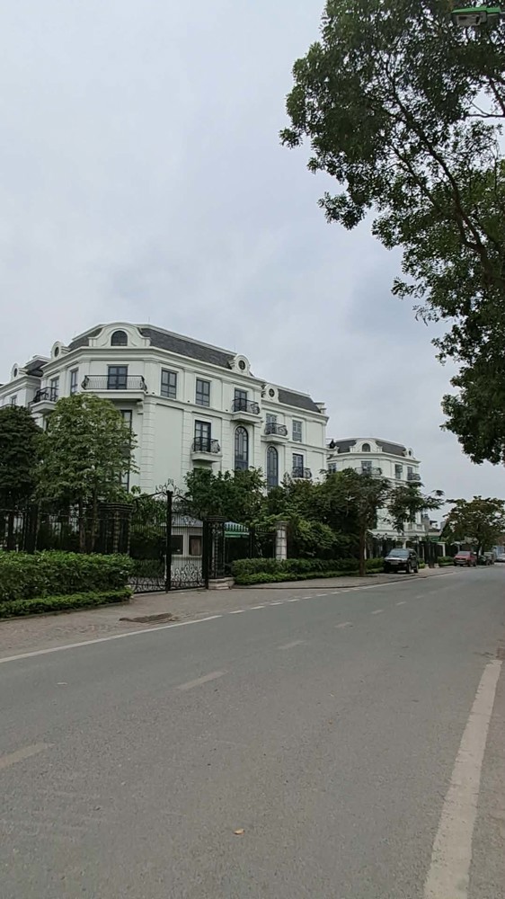 Bán Biệt Thự Thạch Bàn 102M2- 4 Tầng Thô- 3 Mặt Thoáng- Sát Hồ- Ở Vip- 33.X Tỷ