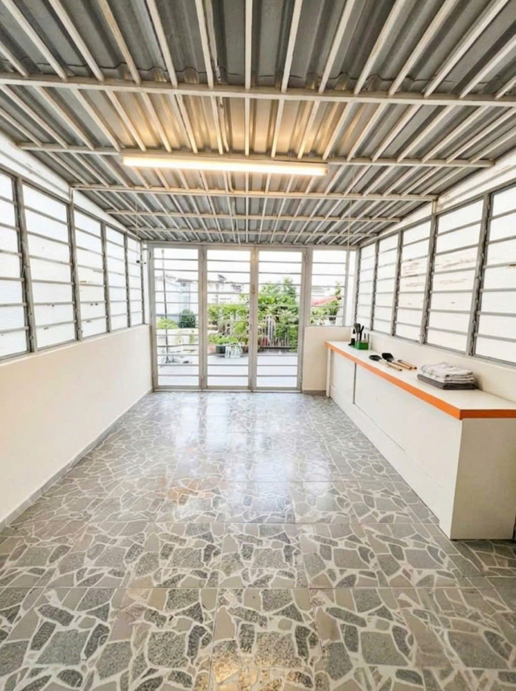 Cận Vách Nguyễn Tri Phương Quận 10 - Nhà 5 Tầng Kiên Cố - Trước Nhà Thông Thoáng
