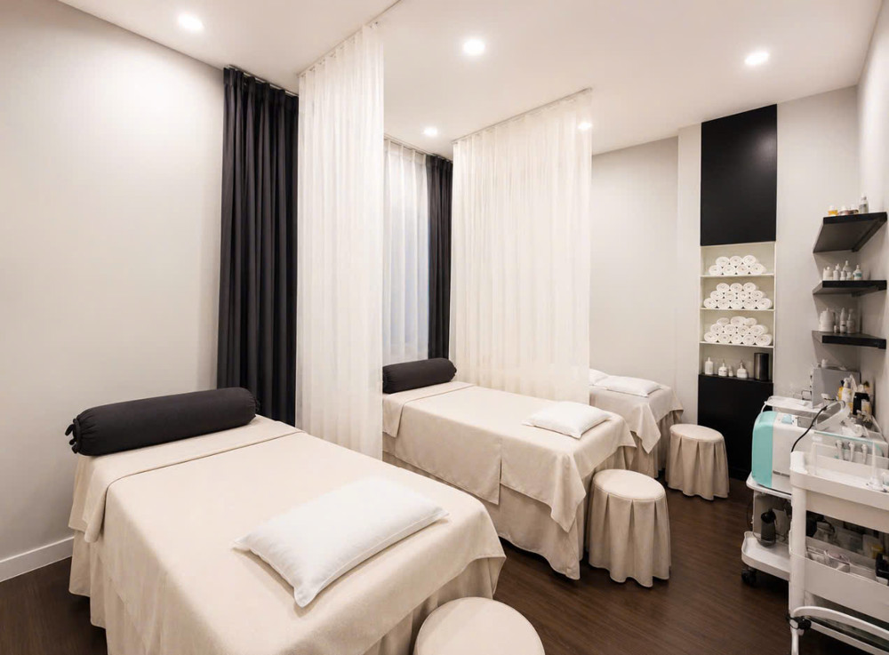 Tọa Lạc Ngã 4 Âu Cơ Quận 11 - Hxh Cách 3 Căn Mặt Tiền - Ngang 4.3M - 4 Tầng Mới Đẹp - 47M²