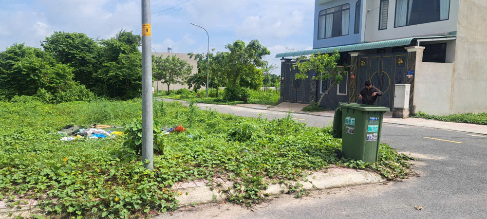 Lô Đất Nằm Ngay Mặt Tiền Đường Lớn, Xung Quanh Nhà Dân Đông Đúc