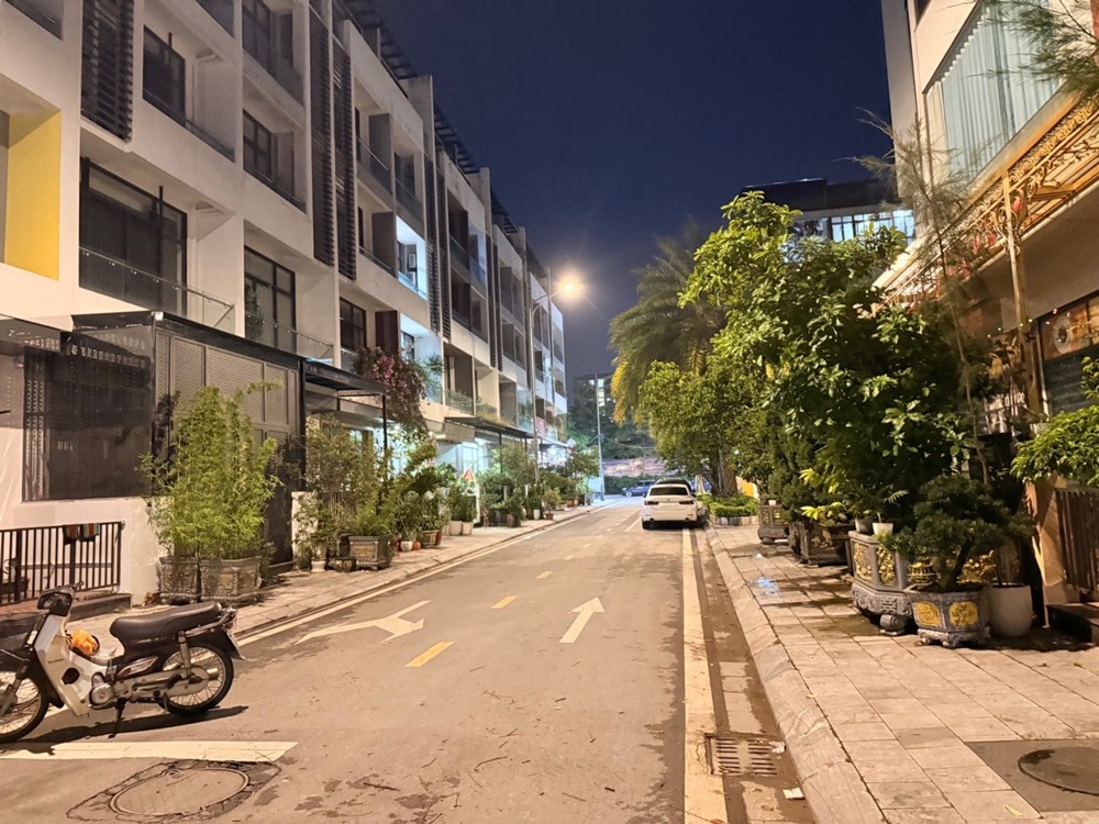 Bán Nhà Việt Hưng, Long Biên 150M2- 5 Tầng Mặt Phố- 3 Thoáng- 3X Tỷ