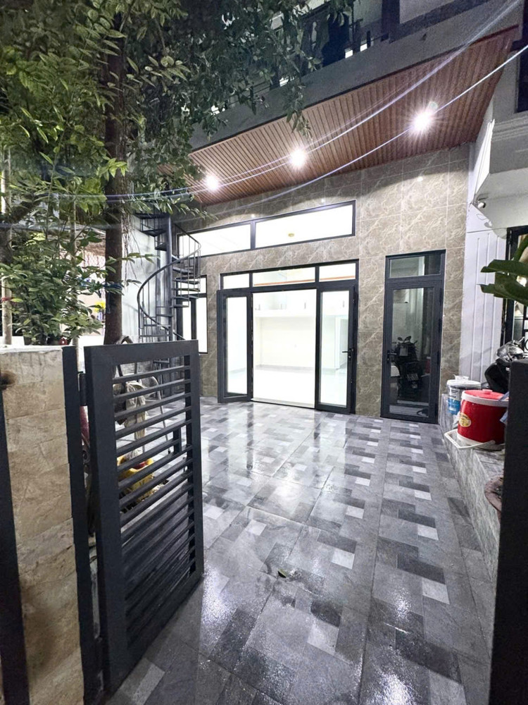 Bán Nhà Q10 Cách Mạng Tháng 8 Ngang 6M 4 Tầng 95M2: 8,9 Tỷ. Trí 0967638168