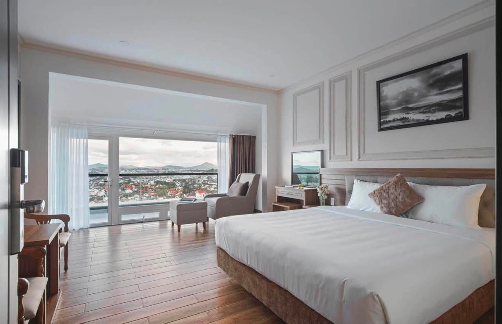 Cần Bán Khách Sạn View Cực Đẹp Mặt Tiền (15M) Đường Ngô Thì Sỹ P 4 Tp Đalat