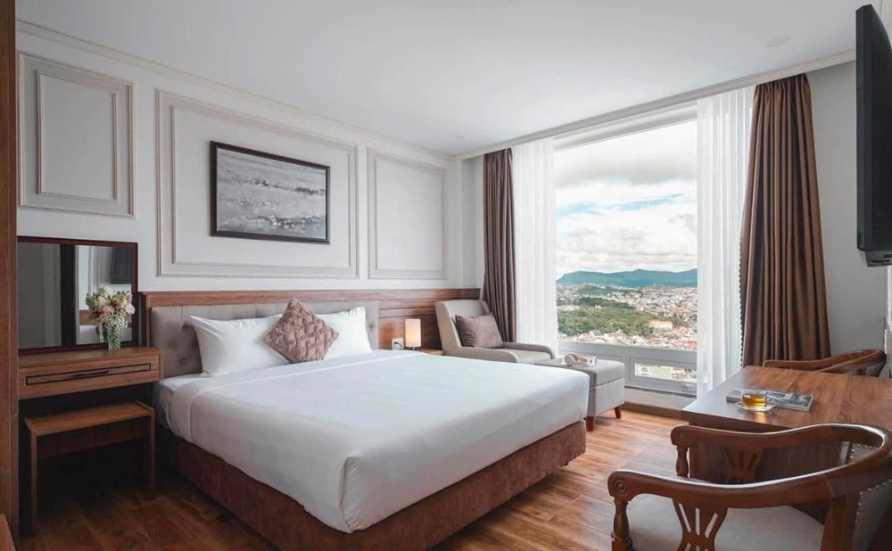 Cần Bán Khách Sạn View Cực Đẹp Mặt Tiền (15M) Đường Ngô Thì Sỹ P 4 Tp Đalat