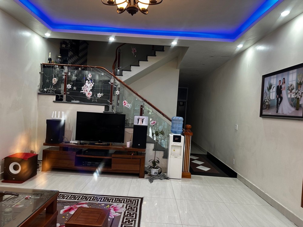 Bán Nhà 3 Tầng Mặt Phố Ngô Gia Tự - Vị Trí Đẹp, Kinh Doanh Sầm Uất