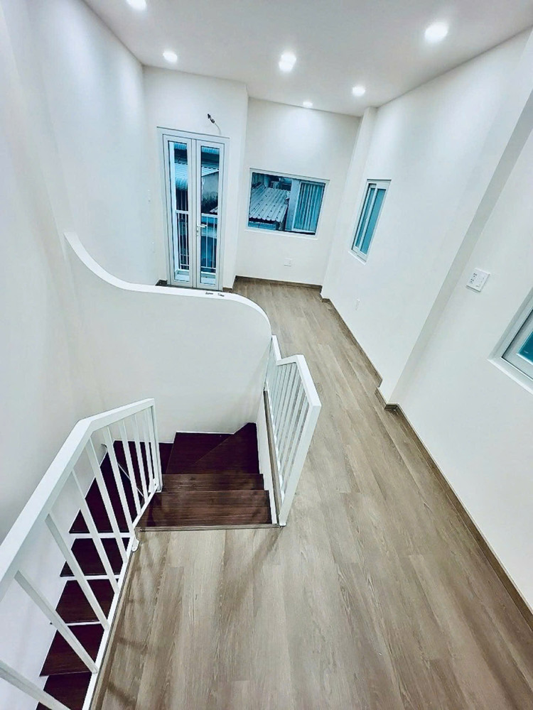 Bán Nhà Hẻm Thông Sát Mặt Tiền Q4 Đúc 3 Tấm Ngang 3.2 X 6.9 Có 3 Đ