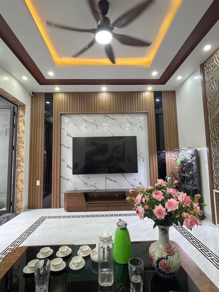 Bán Nhà Độc Lập Sân Cổng Riêng - Gần Phố Đi Bộ Thế Lữ