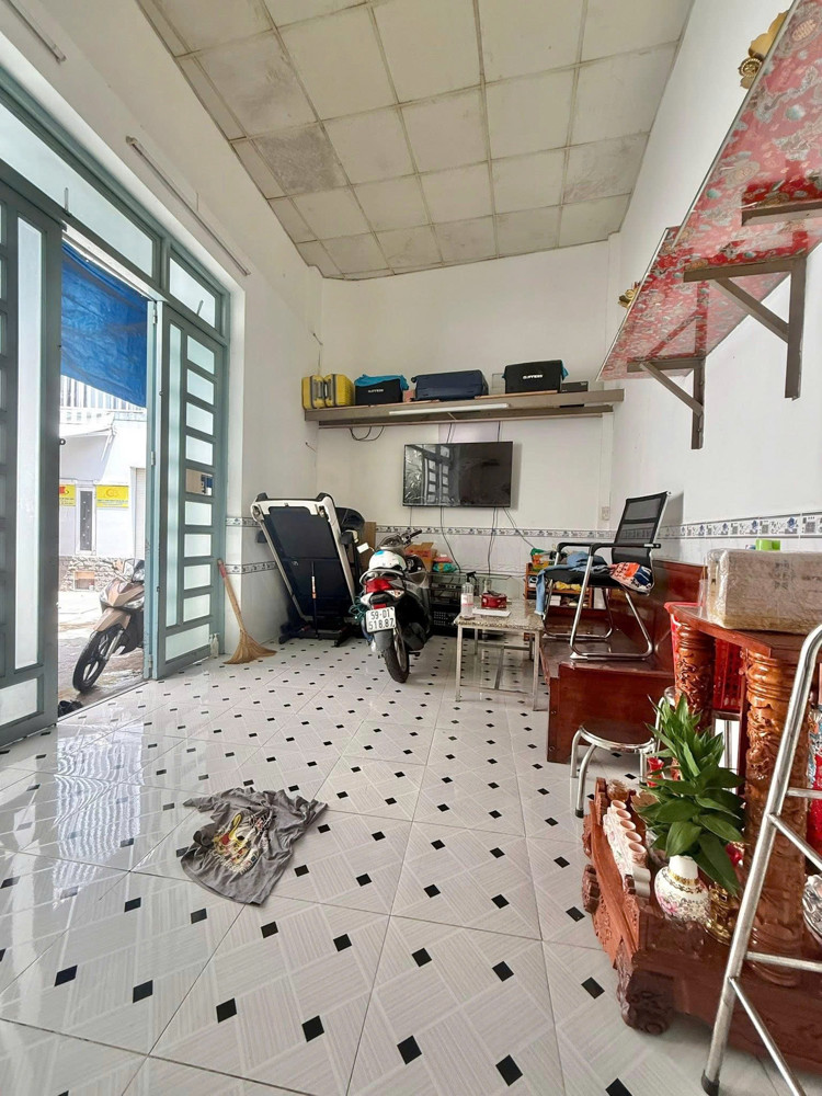 Bán Nhà Hxh 6M Hòa Bình - Gần Lạc Long Quân, 5,5X19m - Cấp 4 - Tiện Xây, 1 Đời Chủ, 10,5 Tỷ