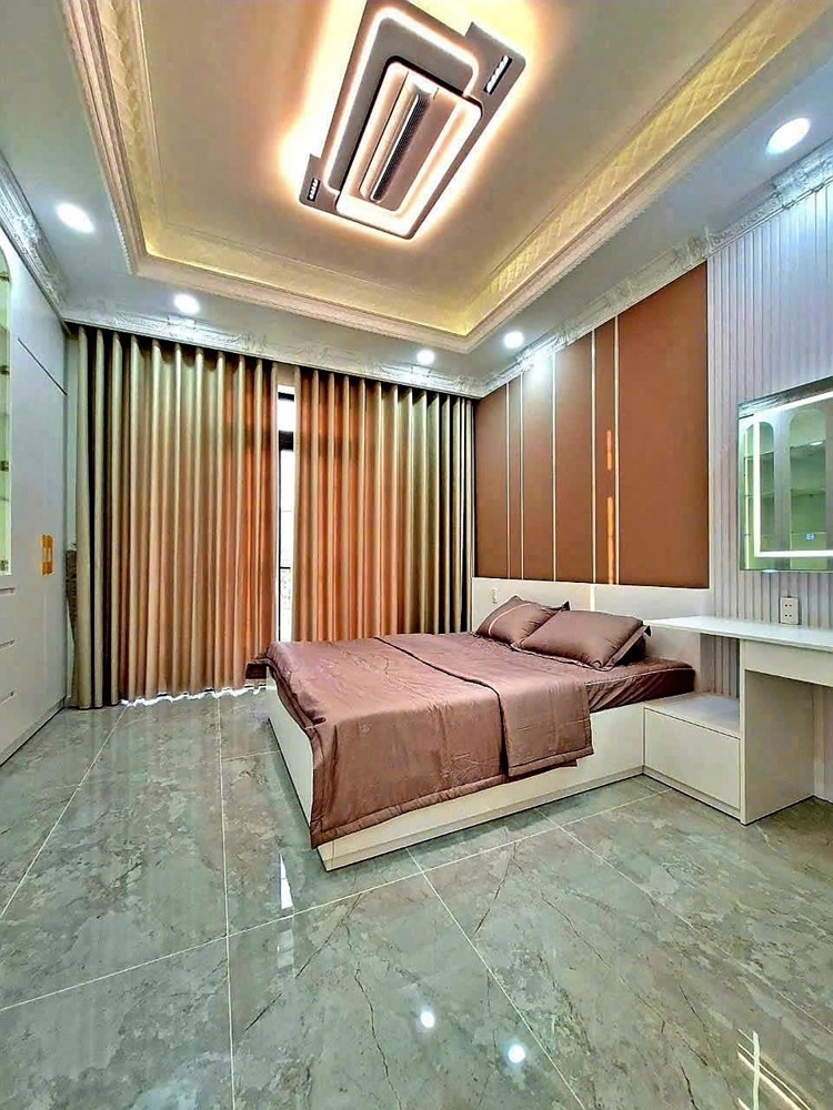 Nhà Tân Cổ Điển, Tặng Nội Thất Cao Cấp, Xe Hơi Đậu Trong Nhà