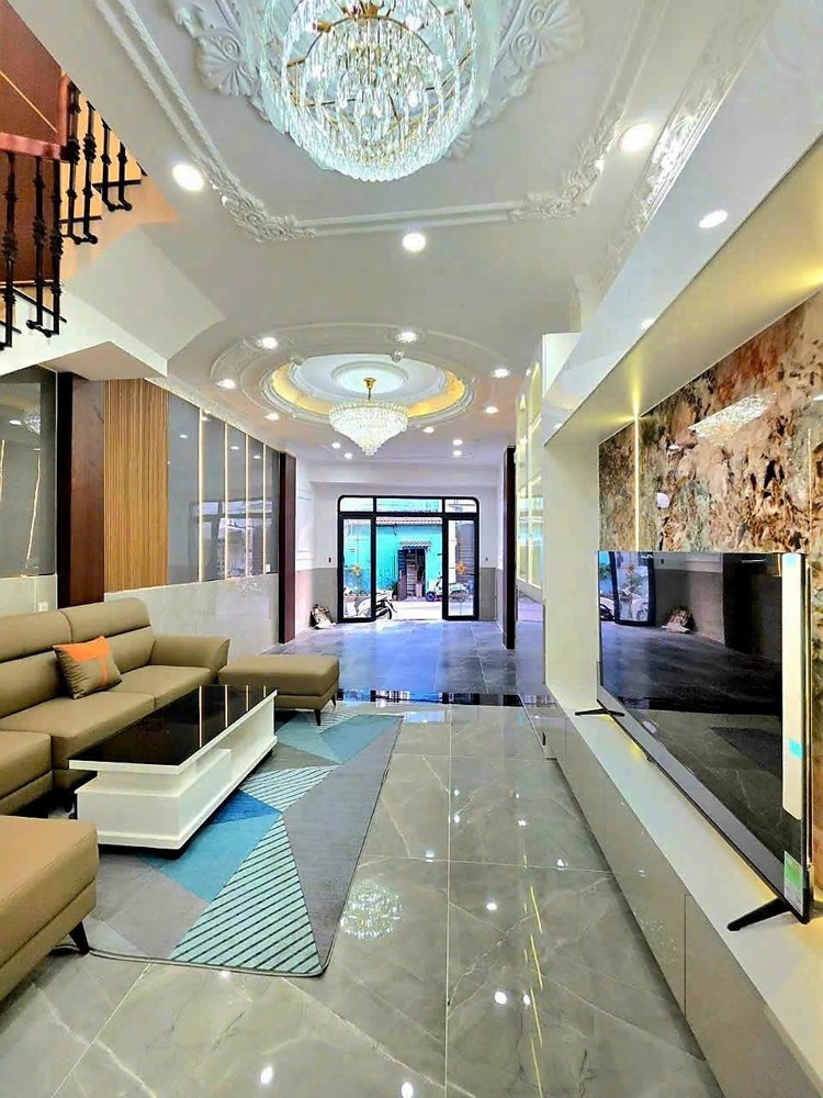 Nhà Tân Cổ Điển, Tặng Nội Thất Cao Cấp, Xe Hơi Đậu Trong Nhà