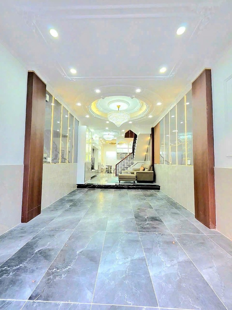 Nhà Tân Cổ Điển, Tặng Nội Thất Cao Cấp, Xe Hơi Đậu Trong Nhà