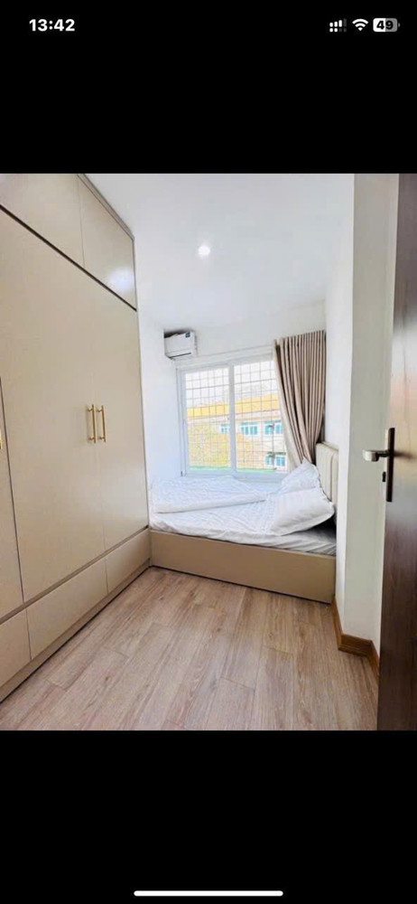 Tập Thể Ngân Hàng Chùa Bộc . Còn Mới 70% . Không Nằm Trong Việc Qh. Giá 3.3 Tỷ Sở Hữu Tầng 3 . Sổ