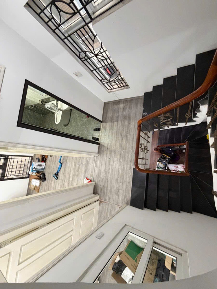 Bán Nhà Ngọc Lâm 40M 5 Tầng Mt6m Lô Góc Ô Tô Đỗ 10M Ra Hồ Nhỉnh 13 Tỷ