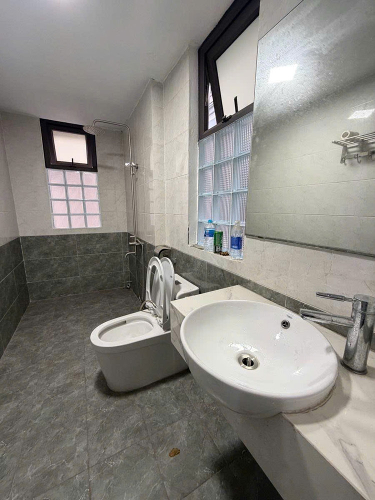 Bán Nhà Ngọc Lâm 40M 5 Tầng Mt6m Lô Góc Ô Tô Đỗ 10M Ra Hồ Nhỉnh 13 Tỷ