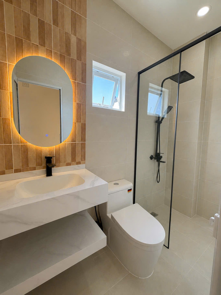 Bán Nhà Showbiz Đẹp Mới Ngang 4.2 X 9 X 4 Tấm Có 4Đ Q4
