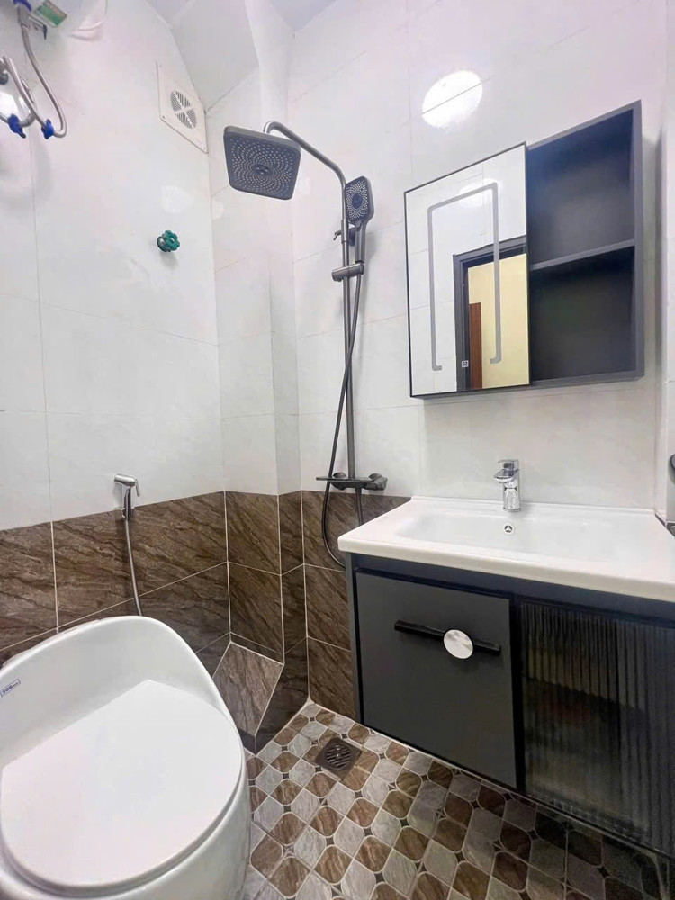 Chính Chủ Cho Hộ Gia Đình Thuê Nhà Nguyên Căn 5 Tầng Mới Xây – Ngõ 72 Tôn Thất Tùng, Khương Thượng,