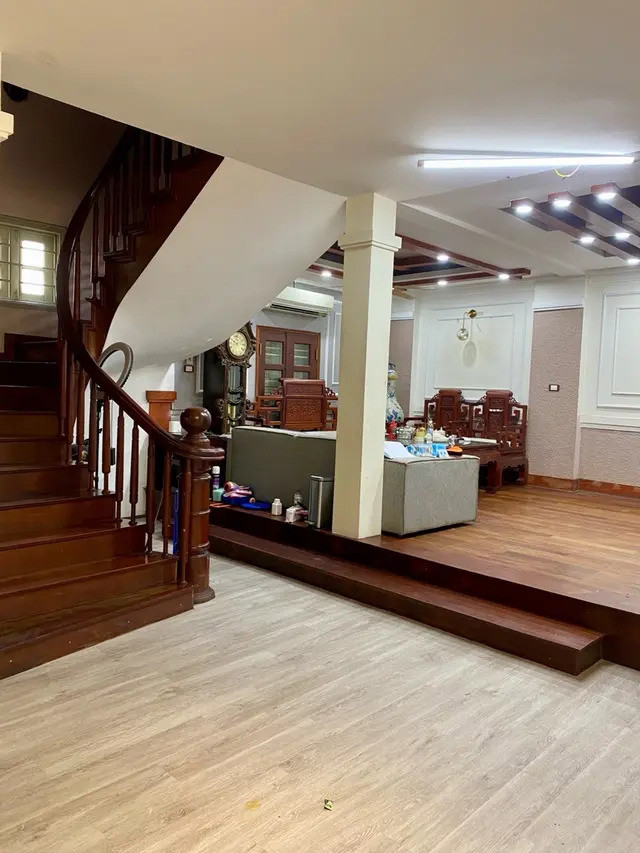 Bán Nhà Nguyễn Lam 65M2- 5 Tầng Lô Góc- Ngõ Nông, Sát Phố- 16.3 Tỷ