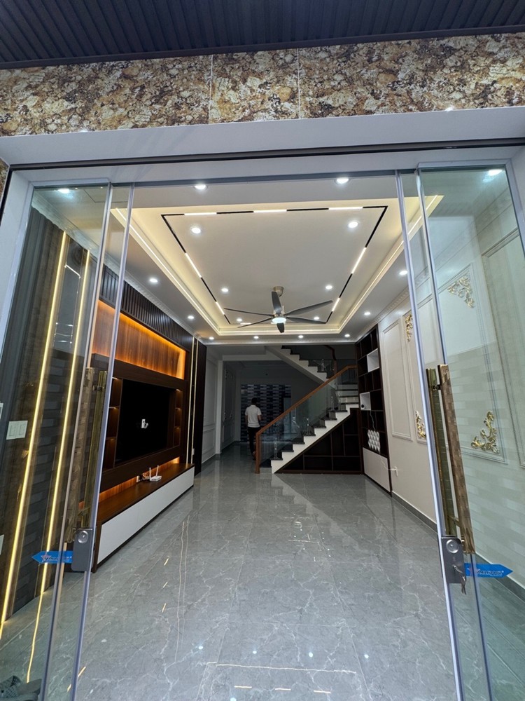 Nhà Đẹp Miếu Hai Xã 80,5M2 - Sân Cổng Rộng 15M