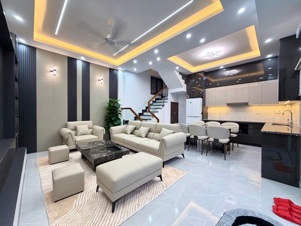 Nhà Xây Mới 4 Tầng Miếu Hai Xã - Mặt Tiền 6,8M