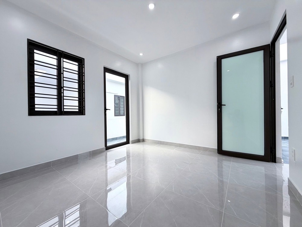 Nhà Xây Mới 4 Tầng Miếu Hai Xã - Mặt Tiền 6,8M