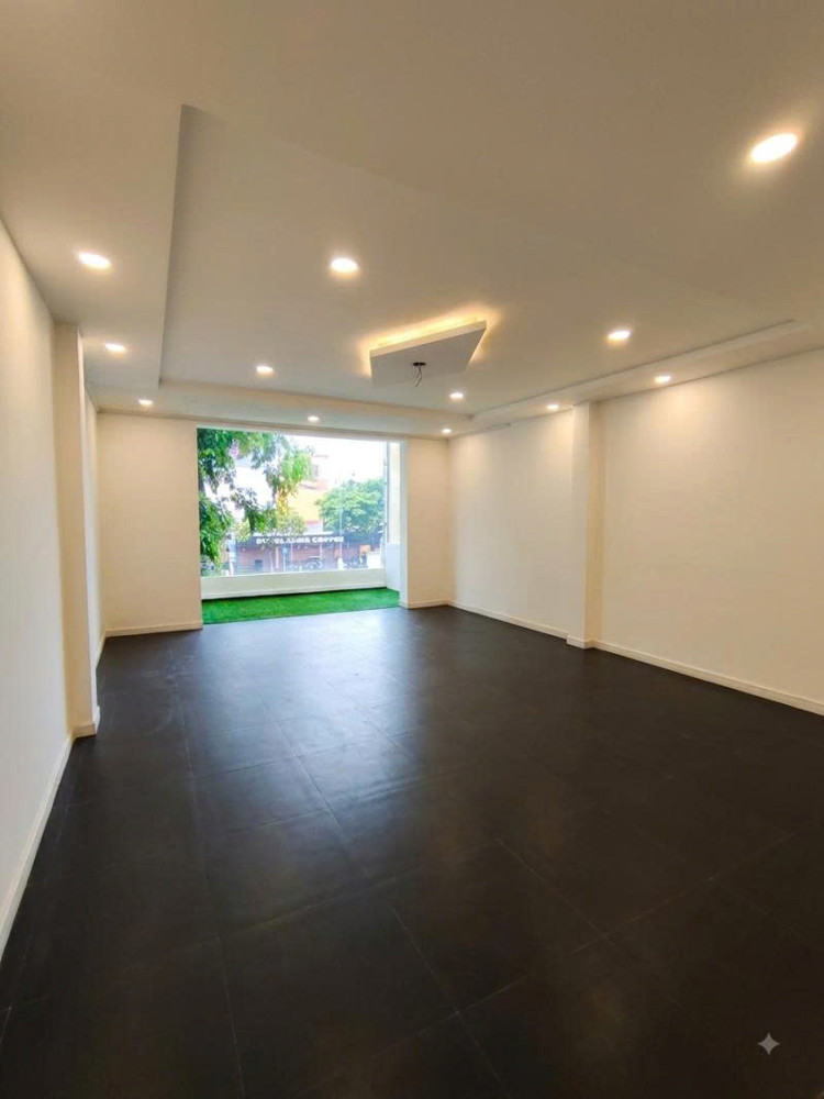 Bán Nhà Mặt Tiền Cộng Hòa, Ngay Vincome, Út Tịch, 5X23m, 3 Tầng - 4 Pn, Chỉ 32 Tỷ