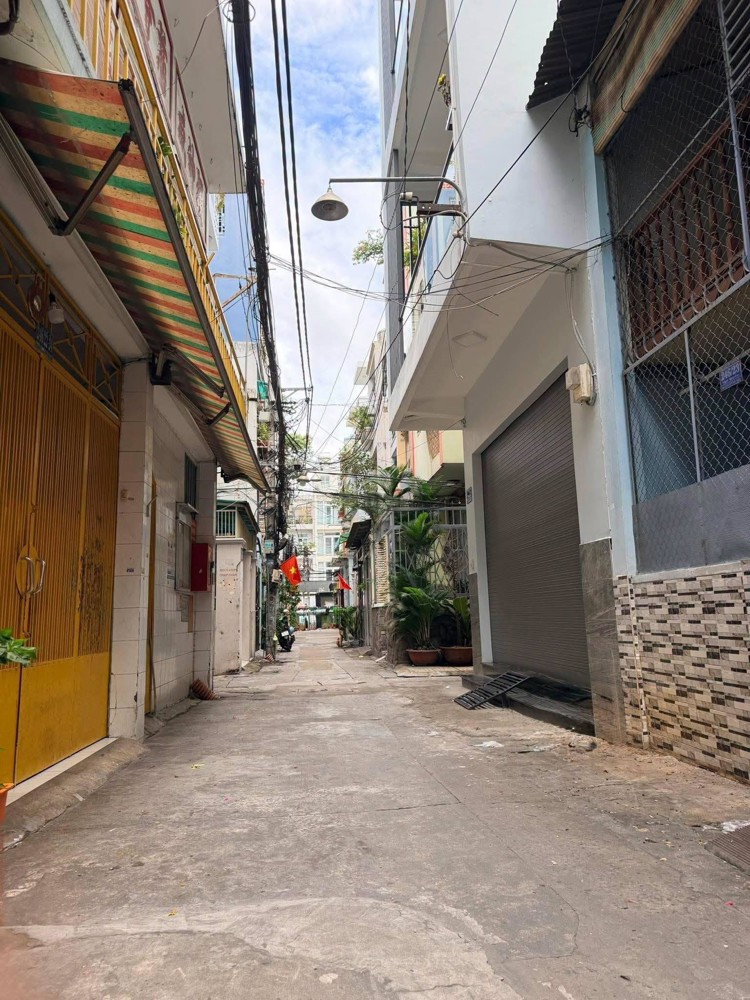 6.9 Tỷ – Nhà 5 Tầng Trung Tâm Q10 Hẻm Ô Tô Thông – Vài Bước Ra Mặt Tiền Ngô Quyền