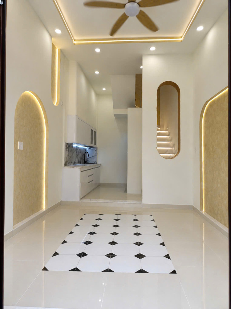 Bán Nhà Showbiz Đẹp Mới Ngang 4.2 X 9 X 4 Tấm Có 4Đ Q4