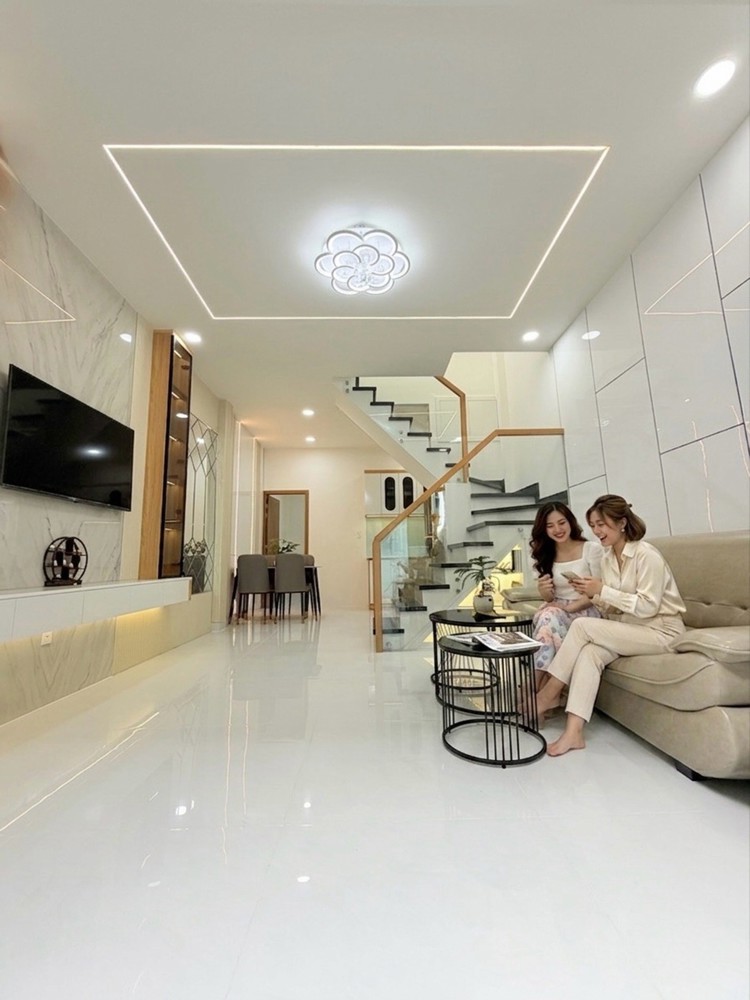 Nhà 2 Tầng Mới 100% Full Nội Thất Xịn - 40M2 Hẽm Ô Tô Ngay Mặt Tiền Luôn Giá Chưa Tới 6 Tỷ