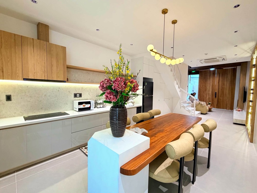 Homestay Đẹp Cho Ánh Sáng Và Gió Ngay Đầu Cầu Rồng Và Sát Bãi Tắm Mỹ Khê