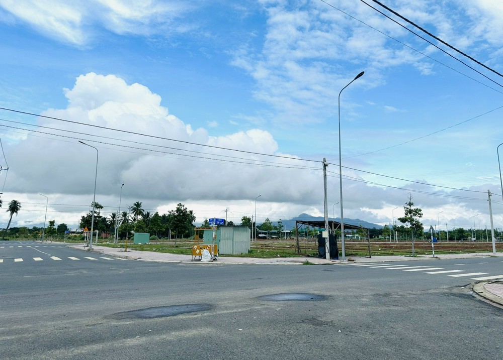 Giá Tốt: Bán Đất Dt: 240M2, Lô Góc 3 Mặt Tiền Trục Chính Đường T2 Khu 15Ha Phan Rí Cửa, Lâm Đồng