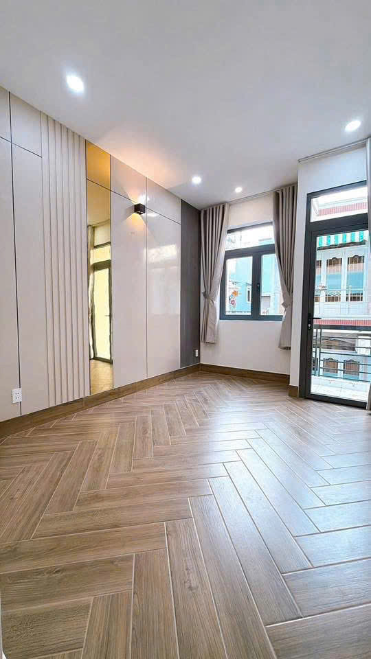 Bán Nhà 5 Tầng Mới Xây Có 4 Đ Q4