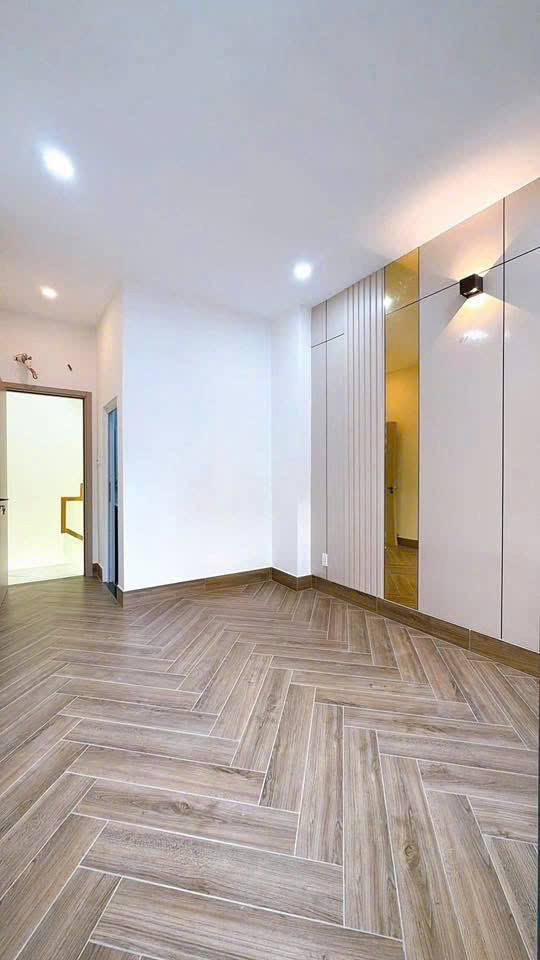 Bán Nhà 5 Tầng Mới Xây Có 4 Đ Q4