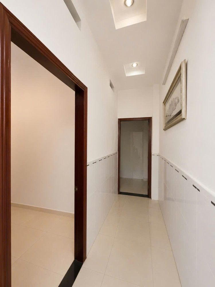 Bán Nhà Gần Lạc Long Quân 70M2, 4 Tầng Btct, 4 Phòng Ngủ, Giá 8.3 Tỷ