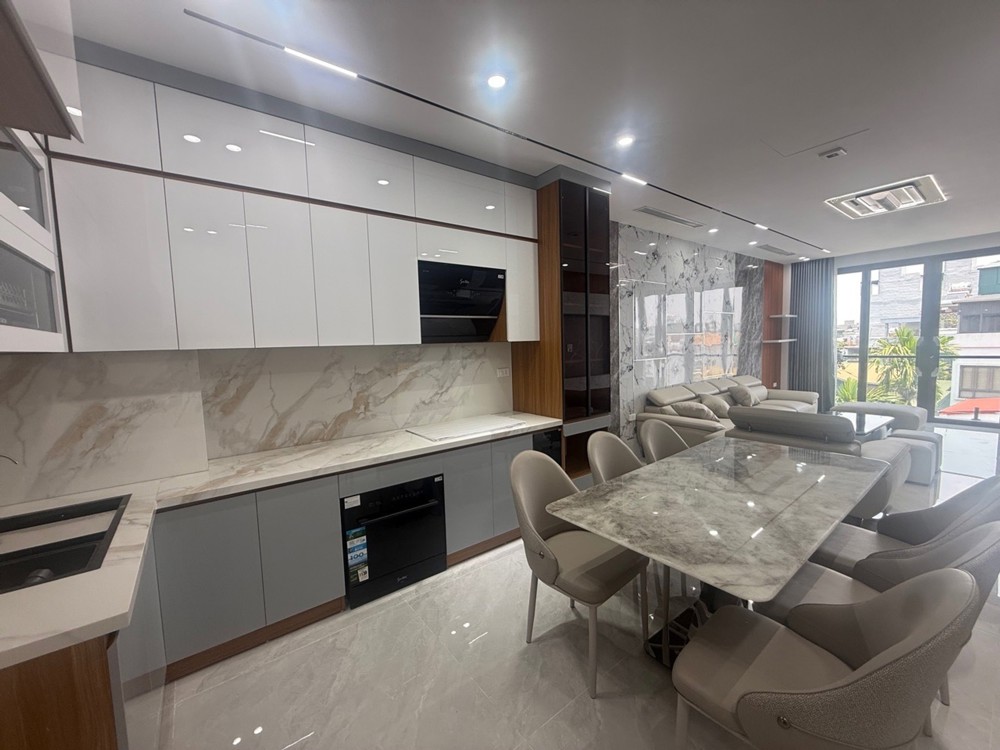 Bán Nhà Cổ Linh 60M2, 7 Tầng Thang Máy, Gara Ô Tô, Ngõ Thông 16.X Tỷ