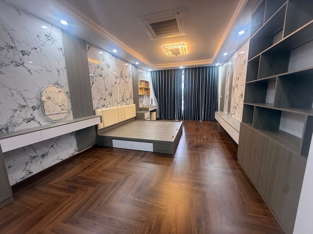 Bán Nhà Cổ Linh 60M2, 7 Tầng Thang Máy, Gara Ô Tô, Ngõ Thông 16.X Tỷ