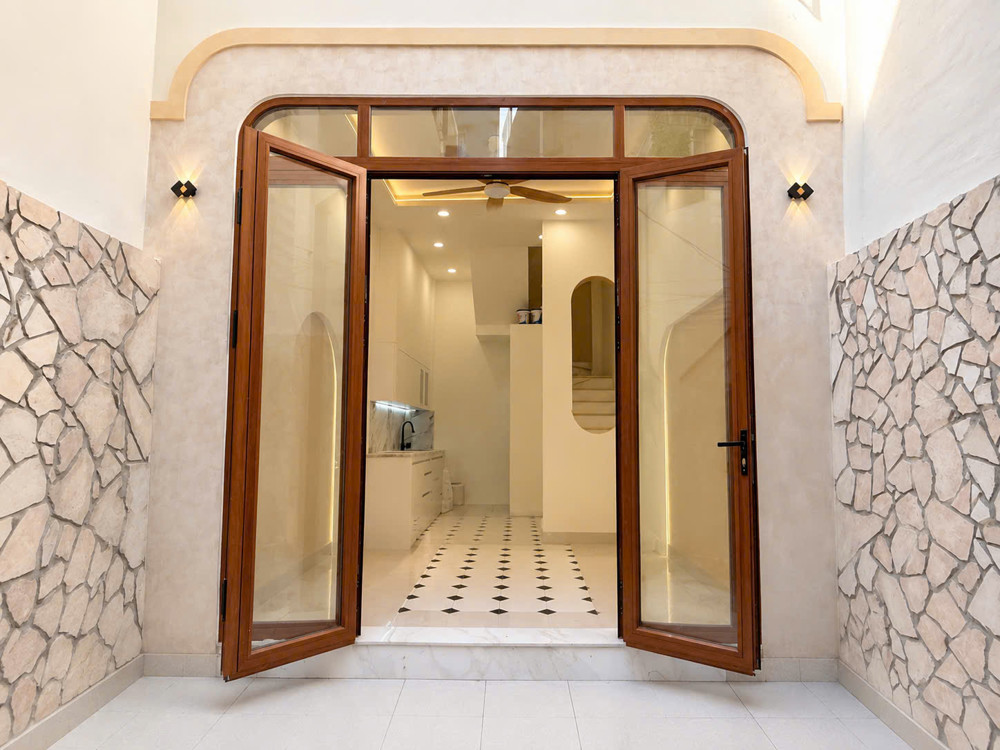 Bán Nhà Showbiz Đẹp Mới Ngang 4.2 X 9 X 4 Tấm Có 4Đ Q4