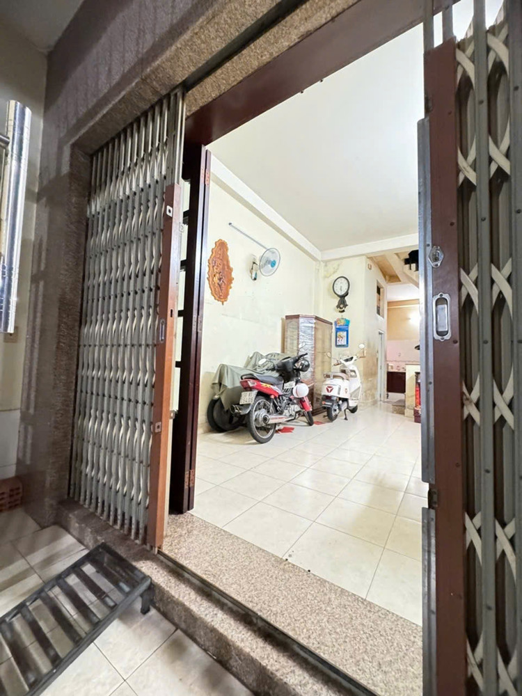 Bán Nhà Lạc Long Quân 54M2, 4 Tầng, 4 Phòng Ngủ, Hẻm Xe Hơi