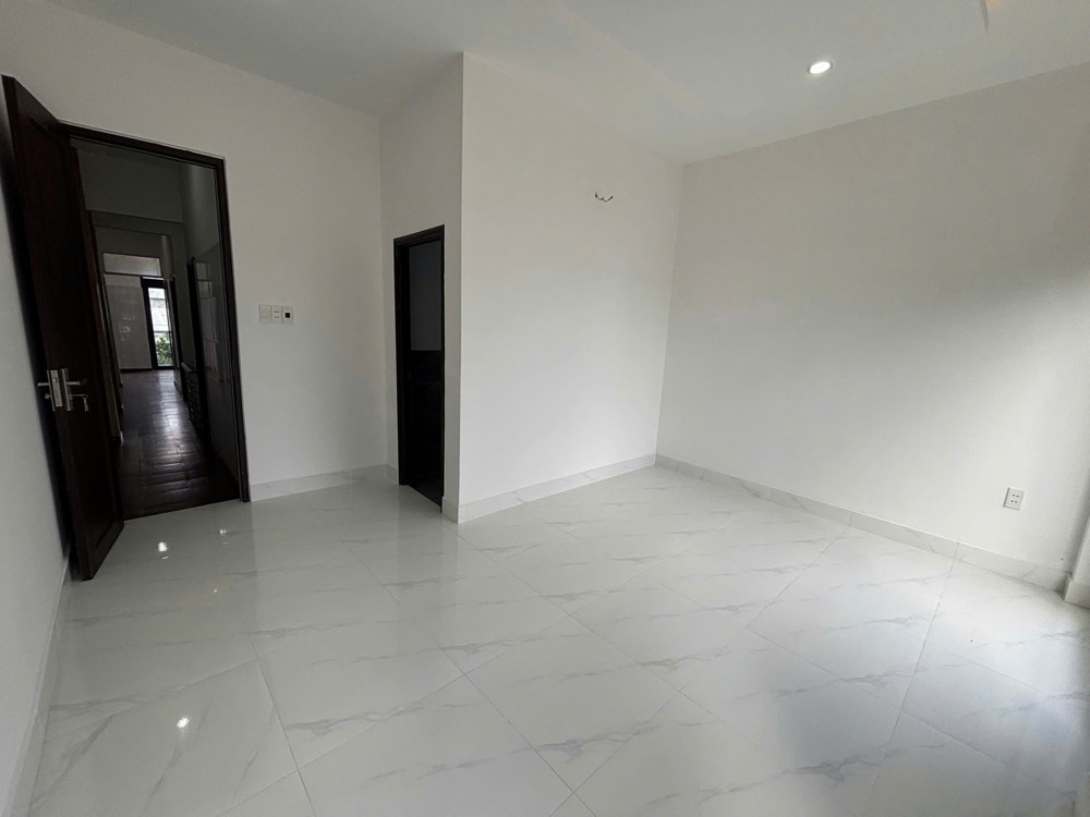 Bán Nhà 2 Tầng Đường Giáp Văn Cương - Cách Biển 70M