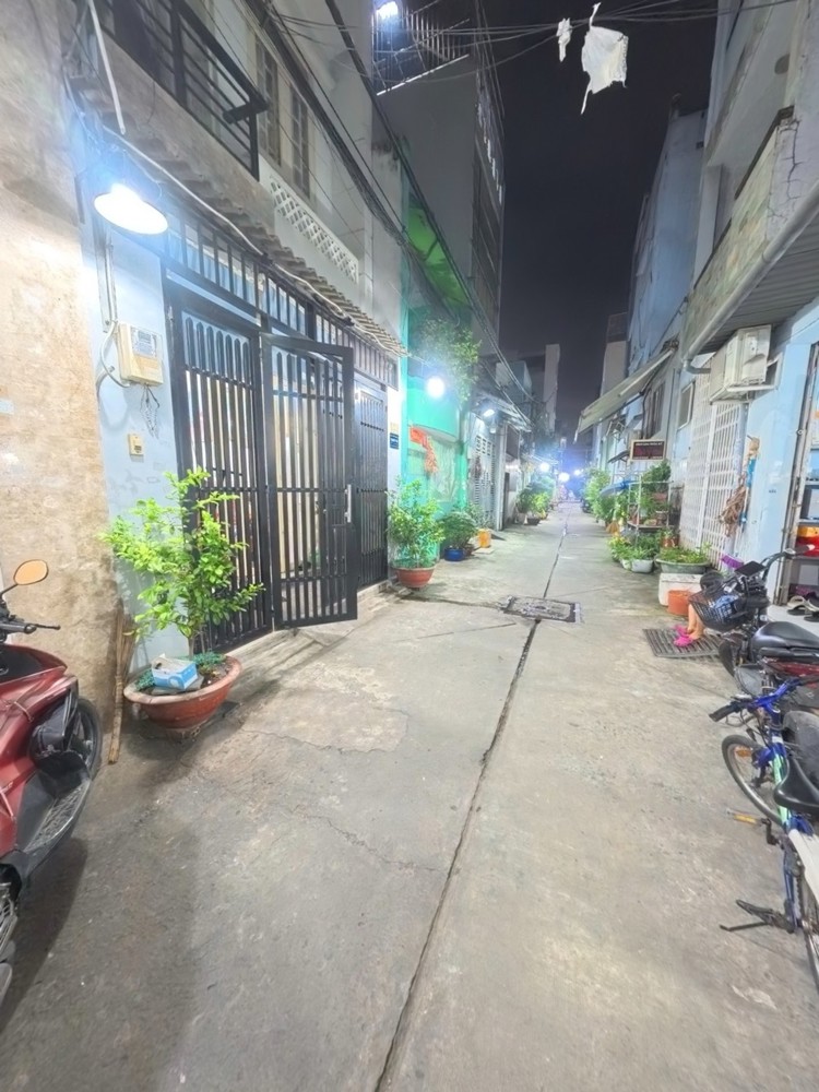 Ngay Chợ Lê Văn Quới - 4X9m - 2 Tầng Đúc Thật - Nhà Còn Mới Đẹp Ở Ngay - Vài Bước Chân Ra Chợ Sầm
