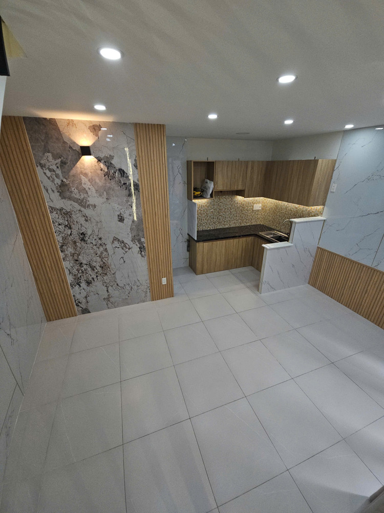 Sát Mặt Tiền Xe Hơi Vf5 Q4 Nhà Mới Xây Ngang 5 Dài 6.9 M Có 3 Đ