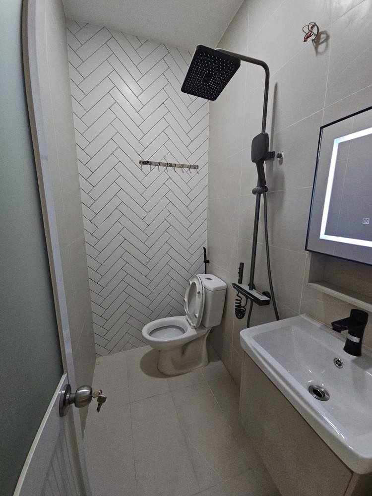 Sát Mặt Tiền Xe Hơi Vf5 Q4 Nhà Mới Xây Ngang 5 Dài 6.9 M Có 3 Đ