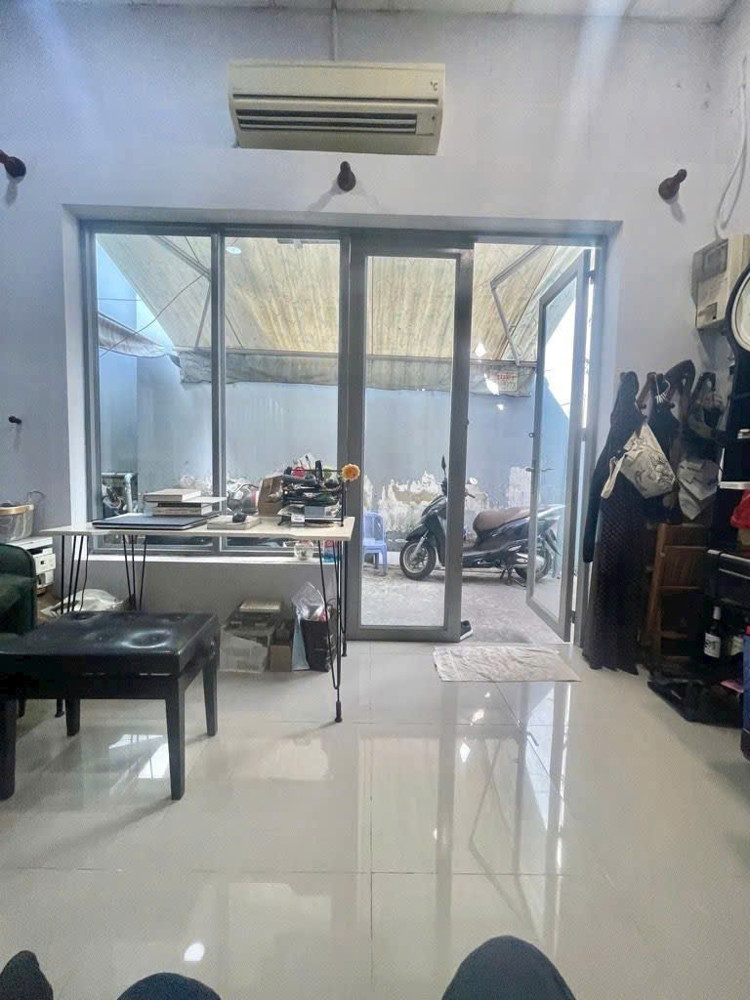 Bán Nhà Ngang 6.5 M X 8.9 M Hẻm Rộng Có 4 Đ Trung Tâm Q4