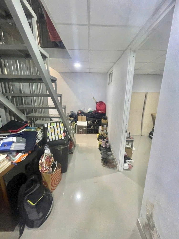 Bán Nhà Ngang 6.5 M X 8.9 M Hẻm Rộng Có 4 Đ Trung Tâm Q4